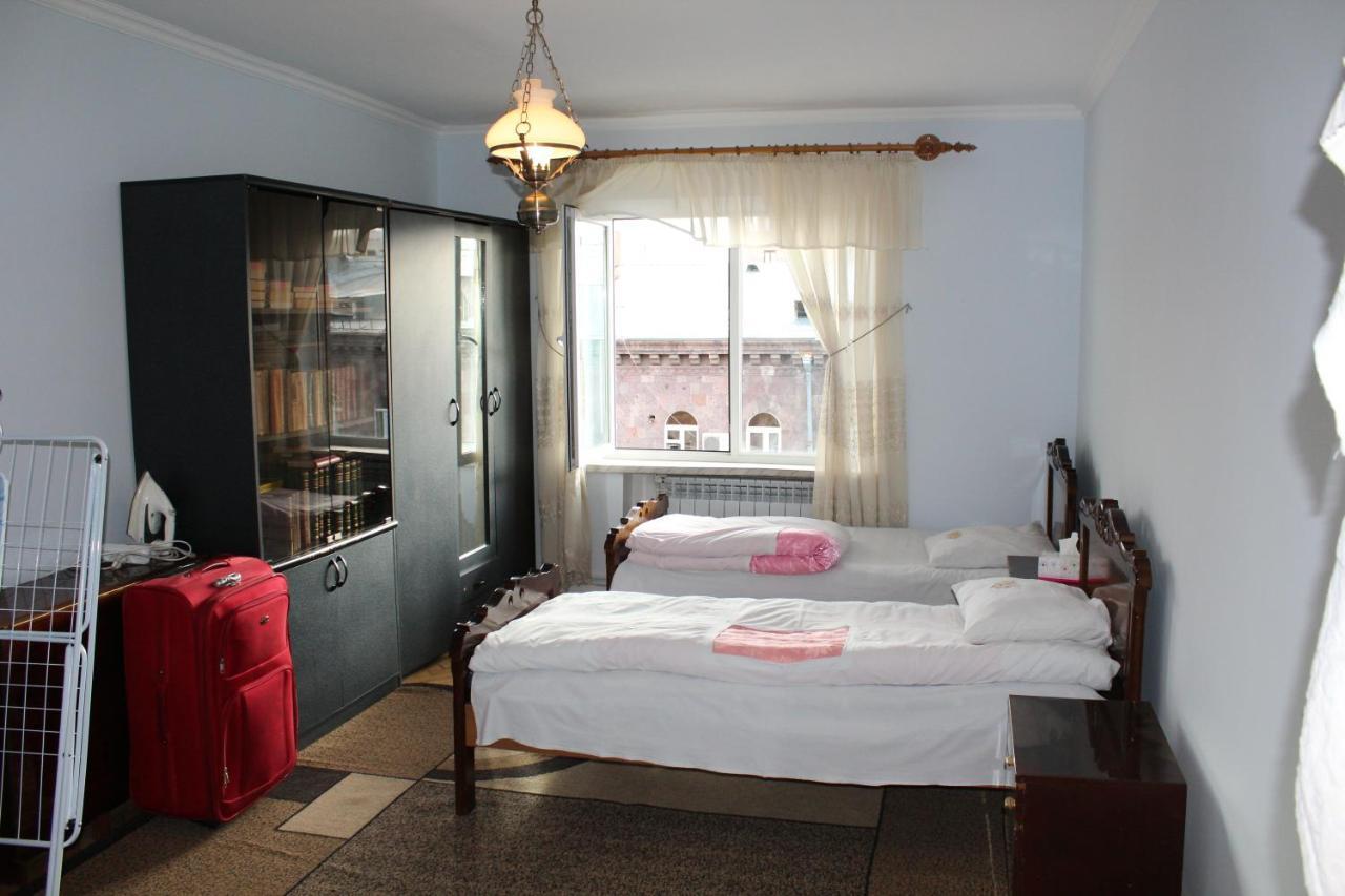 Super Location - Shared Bathroom And Kitchen Jerevan Buitenkant foto
